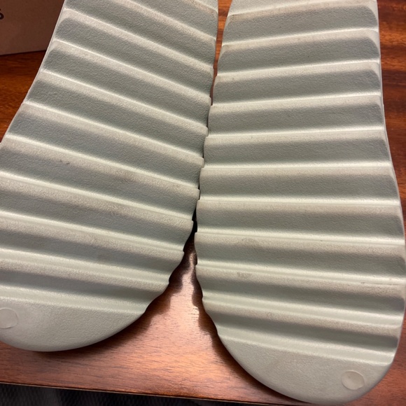 yeezy slide “salt” main image 6